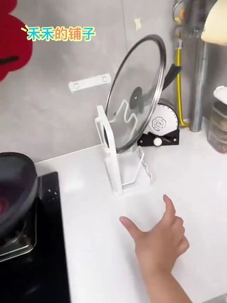 家里做饭的时候,一定要准备一个这样的锅盖架,再也不用担心锅盖没地方放了!它是免打孔的设计,可以直接挂在墙上,用完随手一放,特别方便。而且它的功能很多,不仅可以放锅盖,还可以放菜板、放筷子、放勺子等等,有了它,整个厨房都变得干净整洁多了。
