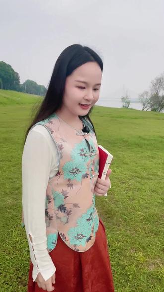 战火里的温柔,逃难中的艺术。 这是一本诞生于逃难路上的书,藏着成年人最缺的智慧——《小孩的哲学是大人的解药》,丰子恺用童真对抗苦难的一生。读懂它,相信你会多一份对抗生活的勇气。#全民dou阅读#创作者扶持计划#读书分享#小孩的哲学是大人的解药 #丰子恺