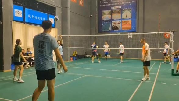 男女搭配,打球不累。