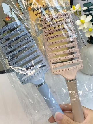 大弯造型排骨美发梳 真的太好用啦!这款梳子不仅适用于男女,还能按摩头皮!这款梳子质感好,不会伤到头发!#排骨美发梳 #梳子 #美发梳 #梳子推荐