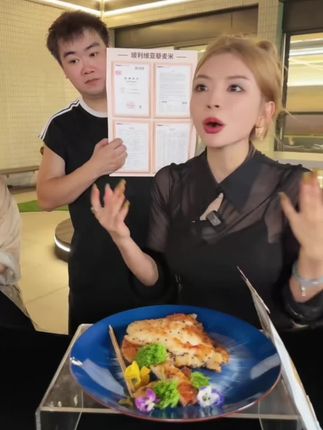 嘉之派推荐好吃健康0添加鸡排,严选谷饲健康无抗原切鸡肉,配料表干干净净里面还添加进口三色藜麦,口感外焦里嫩非常鲜嫩多汁好吃。低脂高蛋白满满都是营养与健康,小朋友孕妈老人通通放心吃,健身减脂人士也轻松无负担去吃#嘉之派#鸡排