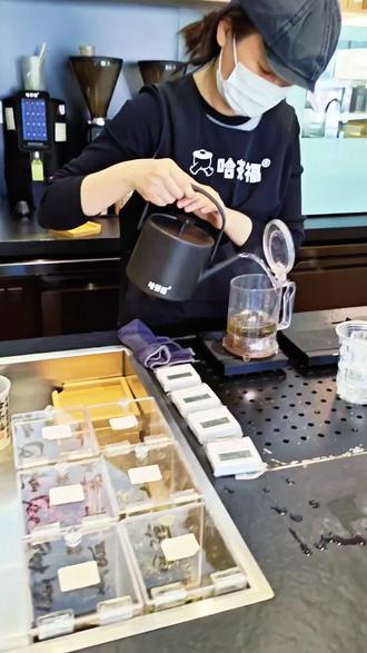济南曲水亭街的慢时光,被这杯青梅弄承包了! 喝茶不?逛曲水亭街,来哈茶福喝杯茶,舒服~#哈茶福 #新中式茶馆 #曲水亭街 #茶馆 #济南旅游