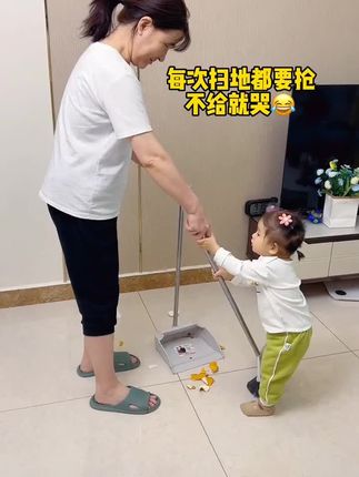 每次扫地宝宝都要抢扫把用,果断入手这套#儿童扫把套装 既能养成讲卫生的好习惯又能提升宝宝责任感,萌趣造型,高度正好适合宝宝#母婴好物 #宝宝玩具