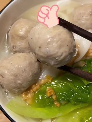 吃了这个澄海狮头鹅肉丸,你就会知道什么才是真正的肉丸!它不仅好吃,还很有营养,无论是老人还是小孩都能放心去吃。如果你还没有尝过这种美味可口的肉丸,那就赶紧买来试试吧!#好吃又解馋 #用心做好每道菜 #真材实料好味道 #狮头鹅肉丸 #潮汕美食