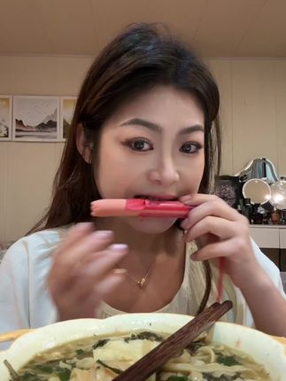 每次吃面条都有一种莫名的幸福感,就是今天的碗小了没吃饱,一会把苹果也吃了#爱吃面条的河南人 @抖音小助手