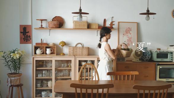 至已至,炎热的夏天来了。
蝉始鸣,半夏生。
而故乡的荔枝也到了尾声。
今年还没有尝试荔枝和杨梅的搭配,
于是用荔枝和杨梅做冰淇淋。
做好的冰淇淋,有荔枝的清甜,杨梅的香气,
奶油的丰厚细腻,让我们的唇齿间有夏日的盛宴。
材料:
荔枝200克
杨梅200克
杨梅煮酱的糖20克
牛奶350克
奶油70克
砂糖75克
稳定剂5克
做法:
1.杨梅洗净去核,倒锅里,加入20克砂糖煮成酱
2.荔枝去皮去核,打成糊状
3.杨梅酱倒入荔枝糊里,继续搅拌成糊状,过滤一遍
4.稳定剂倒入砂糖里,搅拌均匀备用
5.牛奶,奶油倒入锅里,小火煮到45度,加入糖和稳定剂
搅拌均匀,煮到85度关火
6.所有材料倒入冰淇淋桶里,快速冷却,放入冰淇淋机
启动程序,40分钟左右即可
7.倒入密封保鲜盒,冷冻3-4小时更好
#荔枝杨梅 #在家做美食 #夏日甜品
#vlog日常 #治愈美食