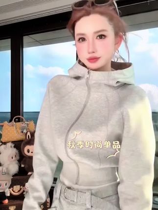 这款秋季时尚单品采用创新双面设计,一面纯色简约大方,个性十足。#休闲穿搭 #女神范 #日常搭配 #小清新风格 #少女穿搭
