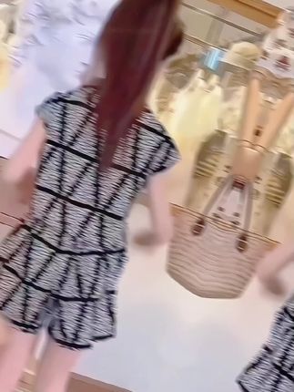 #我要上热门 穿上这款无袖菱形格套装,让宝贝在夏日的阳光下尽情绽放,#夏季新款 #生女儿就是用来打扮的 #谁穿谁好看 #童装 @DOU+小助手 @高品质童装 @潮童必备童装店 @抖音创作小助手 @潮童穿搭工厂店 @抖音卖货小能手