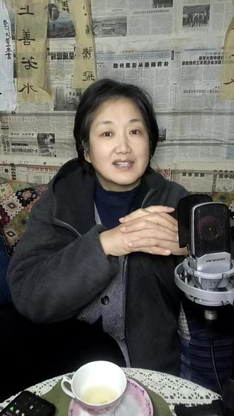 清早出门半夜归 茫茫人海我是谁
碎银几两苦中求 忙忙碌碌几时休
无人为我立黄昏 无人问我粥可温
空有人间自由身 却非人间自由人
万般思绪上心头 唯有一笑解千愁
春风若有莲花意 可否许我在少年#创作者扶持计划 #创作人计划 #每日分享