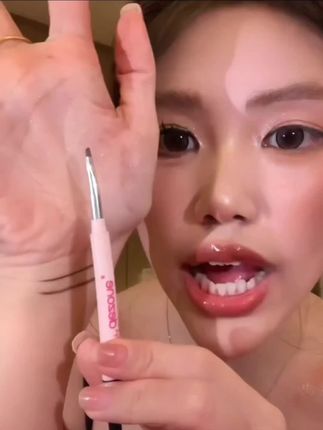 黛庄的眼线胶笔快来安排上!它是这种小柳叶笔芯设计搭配刀锋刷,可以轻松画出眼线,触肤即融,很丝滑流畅不卡顿,轻松描绘精致眼线,而且遇水也不易掉色。姐妹们快来安排上吧!#平价彩妆 #美妆分享 #宝藏好物打卡 #快来看看 #爱了 @DOU+上热门 @DOU+小助手 @抖音小助手