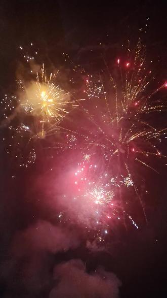 下次都不买烟花,你们买几千几万放给别人看,别人还说不好看,我就不买,年年免费看,我还指导好看的看,谁家好看我看哪家的,这些憨包!😂😂😂