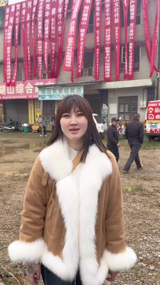 #湖山龙灯会#年味,#耍龙灯 正月里来耍龙灯,红红火火闹新春!把新年的喜气都踩在脚下,化作前行的动力。