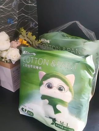 64条艾草安睡裤,给夜晚“温柔又安心的守护” 生理期夜晚总担心小尴尬?这款艾草安睡裤太懂女生啦✨ 一次到手64条,足够支撑好一阵子,实用性满满。它带着淡淡的艾草香气,闻着很舒缓,仿佛给私密处裹了层温柔的“安抚纱”。 材质轻薄得像没存在一样,透气效果特别好,哪怕闷热的夜晚,皮肤也能自在“呼吸”,不会有闷湿的难受感。贴合度也很绝,像为身体定制的第二层肌肤,怎么翻身都稳稳的,能牢牢兜住安心。 有了它,生理期夜晚能踏踏实实睡整觉,再也不用被小困扰打断,连睡眠都变得更踏实,给特殊时期的自己满满的温柔呵护~#好物推荐🔥 #独立包装#爱了爱了#透气舒适