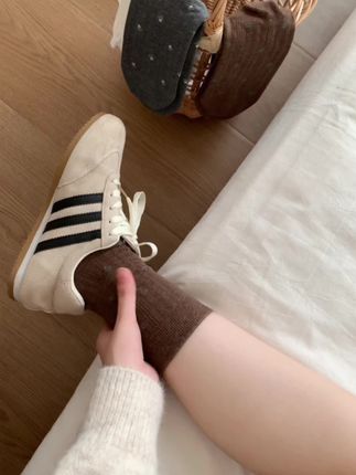 说真的,秋天没有碎花袜是不完整的! 纯棉柔软亲肤,堆堆穿俏皮可爱,直穿拉长腿型~无论裙子还是球鞋,随便一搭都很氛围感。 #女袜 #纯棉袜 #小碎花 #堆堆袜 #秋天穿搭