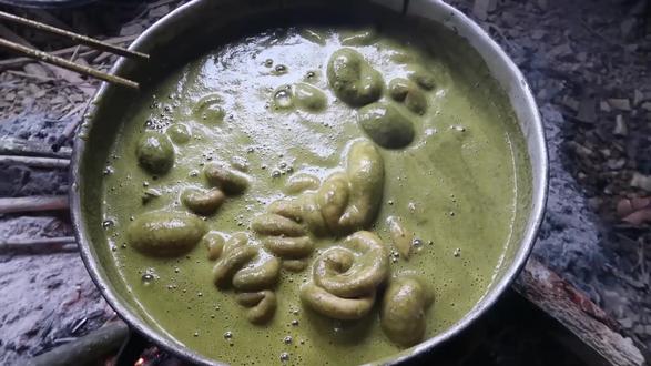 尼泊尔版的牛瘪火锅,给人大自然的芳香 #记录片 #美食 #牛瘪火锅 #尼泊尔