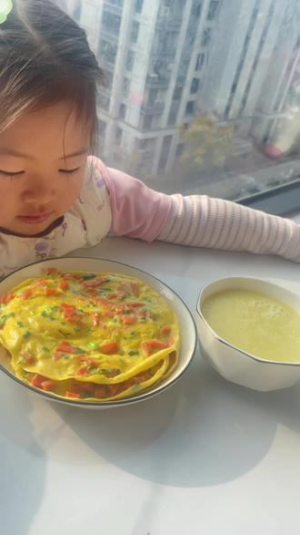 小孩吃的开心 妈妈做的也开心 又是简单的一餐火腿鸡蛋饼加玉米糊#真实生活分享计划 #早餐 #日常生活 #抖音小助手