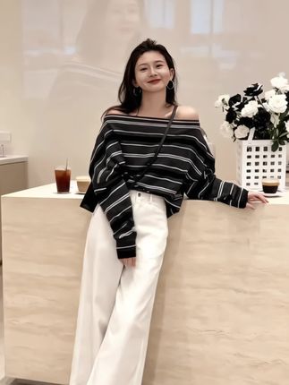 秋季新款法式两件套,斜肩条纹上衣配阔腿裤,版型利落,穿出优雅慵懒感。#斜肩上衣 #阔腿裤女 #通勤穿搭 #小个子穿搭 #精致穿搭