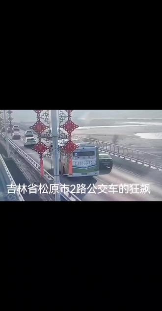 太可怕啦,这样的公交司机怎能让老百姓放心?