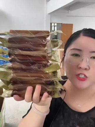 今天鸡蛋干又给大家炸福利啦!150克一袋的鸡蛋干超市菜场四五元一袋的,刚到的现货,现在直接给大家炸一块多钱一袋!太福利啦!左下角拍!#分享家乡美食 #强烈推荐 #特产美食