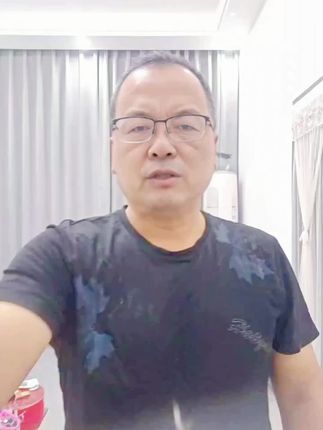 姐妹们!厨房小白也能3秒搞定一碗鲜汤,你信不信?我上周加班到凌晨,根本不想动,随手冲了杯俏亿佳裙带菜虾皮汤,热水一泡,鲜味直接上头!里面全是整片裙带菜和大颗虾皮,看得见的真材实料。当早餐配面包、煮面时加一勺、晚上追剧来一碗,全家都爱喝。重点是低盐配方,喝着舒服没负担。现在下单到手整整2罐,放办公室、放宿舍都方便,囤一次管好久! #强烈推荐 @DOU+小助手