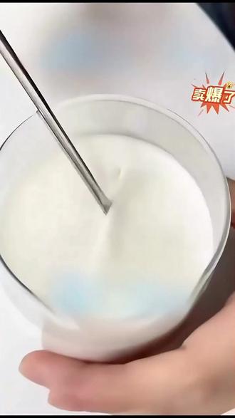 350加以上的中老年人,一定要人手一杯,尤其是这款新疆骆驼奶粉,它里面没有添加蔗糖,还是小分子好吸收的高钙高蛋白,10斤有机鲜奶,才能浓缩成一罐,是真正有营养的驼奶粉,都富含300多种丰富维生素,矿物质氨基酸,秋冬怕营养不够的家人们,赶紧囤起来