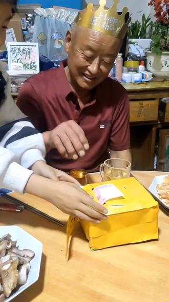 儿子利用两天业余时间给爷爷做的生日礼物