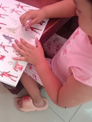 好玩的奥特曼贴纸书,孩子喜欢的奥特曼贴纸书终于安排上了,锻炼孩子专注力和手部精细动作#奥特曼贴纸书#儿童贴纸书#汪汪队立大功贴纸书