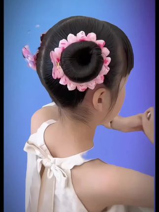 用这个盘发器给女儿扎个丸子头真的太好看了,清爽又凉快,赶紧给女儿安排起来吧#丸子头发型#丸子头#儿童编发