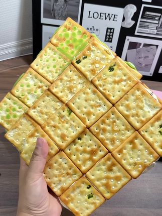 宝子们,可甜可咸的手撕牛扎饼!抹茶,芝士海盐味,和蔓越莓味,三个口味都不踩雷!艮啾啾的咸甜可口真的好好吃!#手撕牛扎饼 ##早餐吃什么 #解馋 #强烈推荐 #饼干推荐