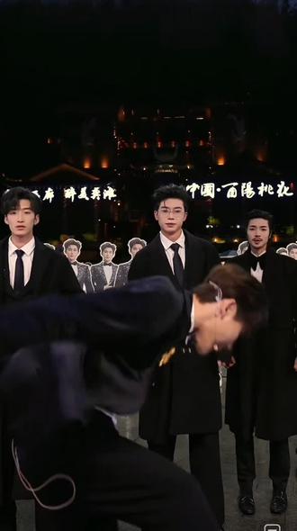 刚刚在@龙浩天🐲 (4.10中午12点生日庆) ,直播间,他与男团@御见King,共同跳一曲《飒》……
#飒#龙浩天 #0329 #直播录屏剪辑