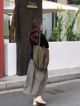 #上班通勤穿搭 #韩系穿搭 #梨型身材穿搭 #格纹半身裙 #日常穿搭