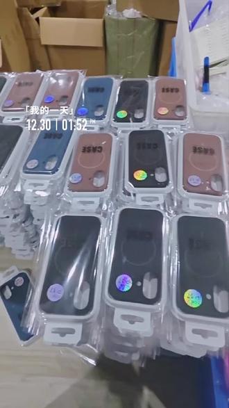 硅胶磁吸手机壳大量生产中