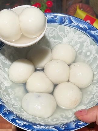 还在吃甜腻汤圆?试试龙凤家的这个鲜肉汤圆,一口爆汁,还有黑芝麻,红豆沙,每个口味都好好吃!#汤圆#龙凤汤圆#口感超好