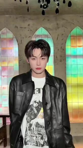 本来不提起这个我都快忘了,现在你们又翻出来,你🍊一个我就发十个,让这盛世如你们所愿
#日常分享 #解锁自信而美 #爱豆已上线 #帅就完事了 #梓渝