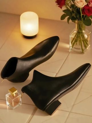 ### 👢断码捡漏!法式羊皮靴绝了✨  姐妹们👋!我发现了个宝藏断码区🔥,这双秋冬季软皮裸靴必须安利给你们❗️尖头+低粗跟设计超显腿长🦵,羊皮材质软糯到像踩云朵☁️~复古法式风情直接拉满💃🏻!  🌟亮点速览👇 ✅🧶亲肤羊皮|触感细腻不磨脚 ✅👠低粗跟稳当|暴走全天无压力 ✅🍂百搭神器|裙装裤装都能驾驭 ✅💰断码特惠|白菜价get大牌同款 ✅🎁限量库存|手慢无的节奏啊!  我入的是焦糖棕🍯,配大衣毛衣绝美🥰!你们最喜欢哪种颜色呀?评论区交出你们的搭配方案吧💬~  #断码福利 #法式复古靴 #羊皮短靴 #秋冬穿搭 #显瘦神器