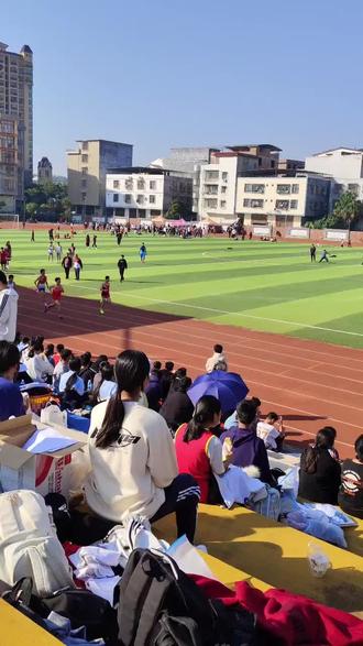 #2023年武鸣区第四届中小学生田径比赛#初中男子组400米 武鸣初中男子组400米一向都很看好民中56秒的卢俊昱,结果今天上午突然S出一匹黑马,来自武高初中部的马金键居然成绩是55秒多,还略快于卢俊昱一些,下午决赛了,真的很期待初中男子组400米的冠军会是谁?