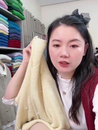 #必备好物 七言家巨好看!ins韩系穿搭黄色钉珠V领毛衣#好货推荐 #保暖穿搭