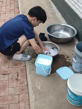 我敢说我李二蔫卖货最真实,只要是你们提出李二蔫都敢去做,但是有个别的哥哥说我李二蔫卖的货不好使,说良心话,你们买了吗,别别人过的好点儿,你们瞅着不得劲,咱家这款爆炸盐,家里有小孩儿整上火龙果汁儿,水果汁儿,西瓜汁儿,钢笔水儿刚整上直接溶解,直接洗就可以,如果是顽固污渍,油渍需要浸泡时间长一些,浸泡的时间越长效果越好,19块9,5斤,29块,10斤带运费险到家可以试用,好用你就留下,不好用就退回来