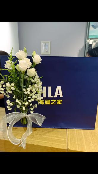总有人被爱,总有人浪漫👣❤️ #上热门 #海澜之家手提袋鲜花装饰