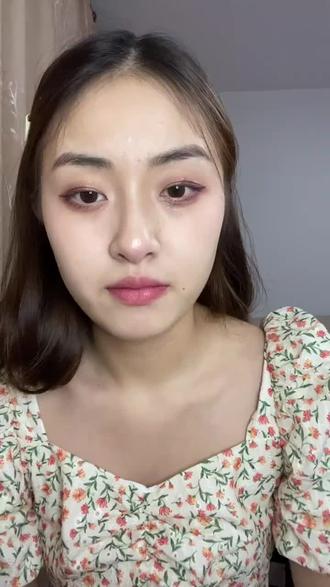Mac 三支子弹头无美颜无滤镜真实试色分享 Mac 923
不愧是人间水蜜桃啊!嫩哭我这是水蜜桃粉真的不带一点灰调的!少女而且不荧光!质地不干~比较嫩显年轻哈哈
MAC #602chili小辣椒
颜色绝对不会让你失望,显白一万年!美的一塌糊涂,秀智色各大明星网红用,相对于别的 Mac 哑光口红来说不算很干,超级正的砖红色特别,很上色
Mac707
显白到惨绝人寰美到哭,颜色饱和度很高,哑光的质地上嘴变得很高级,薄涂厚涂都可,很显气质的仙女。唯一就是很干,涂之前唇部请做好打底,涂唇膏。不然发挥不出它的美。
总结来说,这三支都是 mac 家蛮火的,搭配不同的妆容,也不会撞色。三支不同的风格。一百多块钱一支,性价比也是很高了。很良心,学生党买也不会心疼。质地也都做的不错。所以我还是要给他打 call !#给女朋友送礼物#情人节礼物 #520礼物#mac口红#学生党