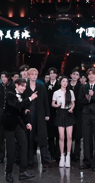 @吴治岗 @龙浩天🐲 (4.10中午12点生日庆) #节目效果 #玩嗨了 天公虽不作美 洒下甘霖 本以为雨水会浇灭热情❤️🔥 没想到反而点燃了全场大合唱的超燃氛围 偶像的歌声让每个音符都浸透着……