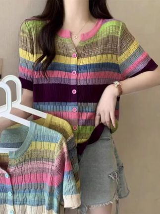 穿上这件彩虹条纹开衫,轻松显瘦又百搭!包邮退货无忧 姐妹们!这个季节一定要入一件这样的衣服啊!!!关键还是包邮到家哦~#显瘦穿搭#面料柔软舒适#针织衫#洋气减龄#轻松解锁秋季穿搭