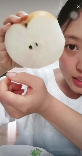 有人说送梨不好?送梨=送礼,秋月梨:细腻宛如初秋水,肉白堪比中秋月,圆圆的梨形本就是中秋绝配。#秋月梨 #吃梨吃梨