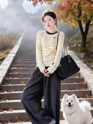 条纹牛仔套装,气质显瘦双在线 宝子们!这套条纹上衣+藏青牛仔裤也太绝了~条纹上衣自带高级感,配色显白不挑人,版型宽松藏肉;高腰牛仔裤超显瘦,藏青色调复古百搭,裤型刚好修饰腿型,整套减龄又利落~ 配小白鞋清爽,搭帆布鞋随性,日常通勤、出街都合适,阳光下拍照超上镜, #条纹上衣套装 #高腰牛仔裤 #显瘦穿搭 #显白套装 #气质通勤装