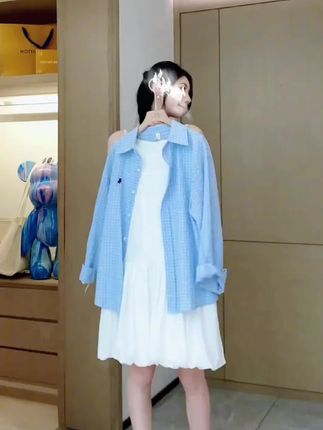 我嘞个到!小孕妇们这套上身真的好韩系好少女啊!两件套的设计,一件衬衫搭配一条背心裙,上身甜美又减龄,宽松的版型完全不挑身材,裙子垂感十足,面料轻薄透气,特别适合夏天穿,而且完全不挑人,日常出门或者上班穿都特别好看,喜欢的姐妹赶紧冲!#孕期穿搭 #最美孕妇 #孕妇装 #孕妈穿搭 #甜美穿搭