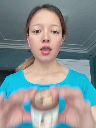 #上热门话题 姐妹们,你们知道吗?这个megezmayqpgkuta面霜真的是太好用了,它含有杏仁蛋白精华,可以有效改善干燥起皮的问题,还能锁住皮肤里的水分,让皮肤一直保持水润状态。而且它是那种很轻薄的质地,涂上去一点都不会觉得油腻,特别适合秋冬季节去用哦!#好物分享护肤 @DOU+小助手