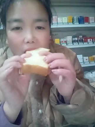 姐妹们赶紧来薅这个厚切牛乳吐司的大羊毛!满满一箱十四包才这价,够我一家人吃半个月了!每一片都特别厚实,口感松软湿润绵密,奶香味十足,拿来当早餐真的太合适了!#厚切牛乳千层吐司 #上热门话题🔥🔥🔥8 #千亿流量扶持计划 #橱窗有好物推荐 #好物推荐🔥