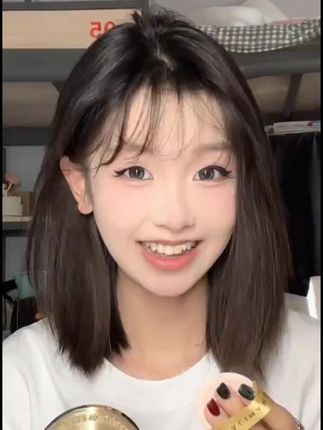 嘉利玛金币粉饼柔焦定妆控油服帖遮瑕补妆不卡粉持久清爽 对它我只有两个字,牛逼⋯ |||夏天也已经试过不少粉饼了 这款嘉利玛的粉饼真的让我念念不忘 粉质很细腻,上脸就是秒雾面柔焦,一键磨皮! 补妆也🉑 定妆也🉑 而且上脸还有提亮的效果 我的小脸有救啦 补完妆还带有一定的清透感~#适合学生党的宝藏彩妆 #嘉利玛金币粉饼 #纯欲甜妹妆天天开心哟 #纯欲甜妹妆天天开心芭集 #甜妹夏日元气妆