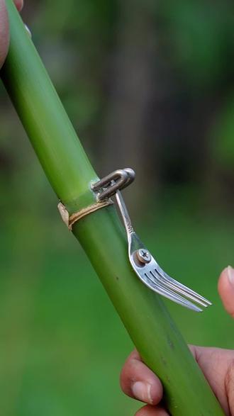 叉子+竹子:创意手工玩具制作#手工diy #弹弓 #手工制作 #军迷发烧友 #国外合法拍摄国内请勿模仿