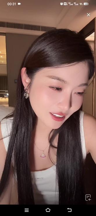 拐了,索图生日海莉姐没上台露面,从来不走红毯的海莉姐被粉丝们说生气了,海莉姐开直播解释不清楚了,海莉姐太难了!@海莉 @索图 #唠嗑 #走进去就出不来的直播间 #直播录屏分享
